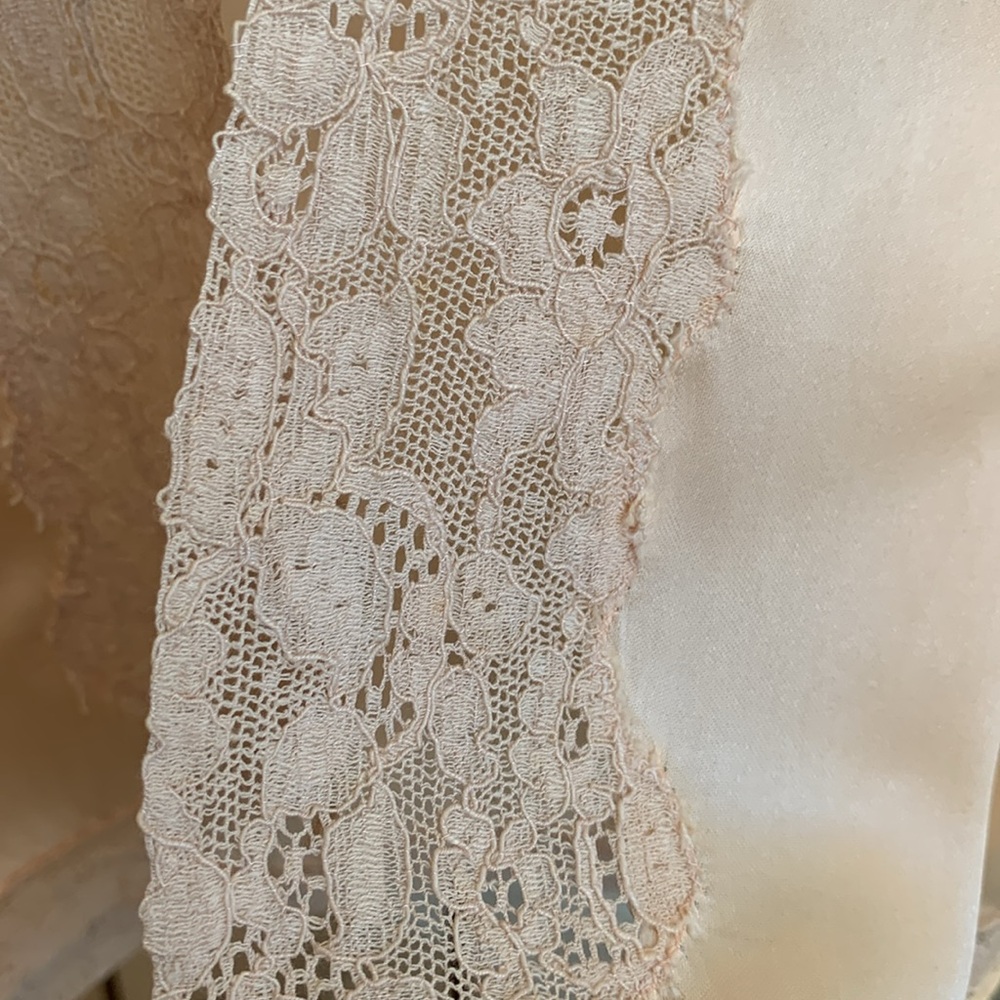 Vintage Sleep Jacket- Soft peachy pink with elegant lace trim- Lovely piece! - Picture 16 of 16